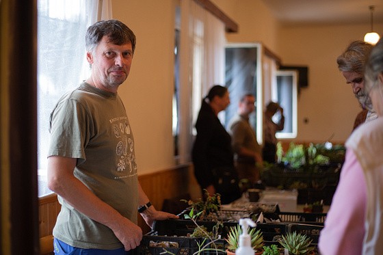 Jarda Bohata hned při svých prvních Skochovicích vyfás odpovědnou funkci. Zaskakoval za Pepíka Skálu po levé ruce pokladníka