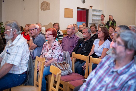 Zaostřeno na oslavence ve fialové košili - MUDr Svatopluka Rybu