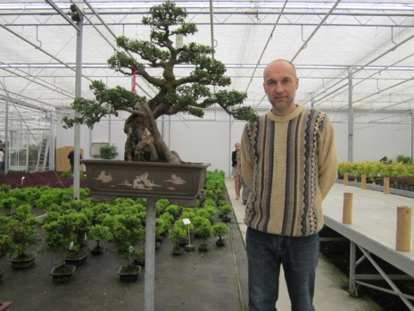 Autor příspěvku pózuje u bonsaje v Lodder Bonsai.
