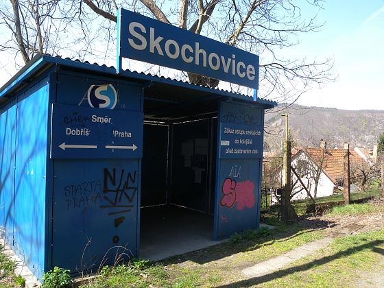 Nádražní budova je zcela přehledná, pouhých 180 metrů od místa konání